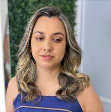 Eu amo esse equilíbrio chic dos tons de dourado para as morenas✨.