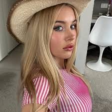 Amanda Sloane's Instagram, Twitter & Facebook