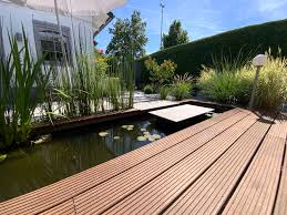 Wasser Im Garten Durch Schwimmteich Sprudelstein Oder Pool