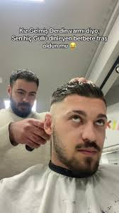 Güllü Dinleyen Berbere Traş Olmak