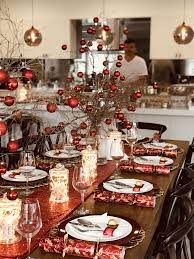 Christmas Table Setting With Gold Placemats Red Charger Plates Christmas Table Christmas Table Settings Pretty Christmas Decorations