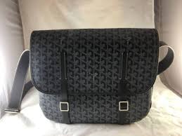 Wir als seitenbetreiber haben es uns lieben zum ziel gemacht, varianten verschiedenster. Despo Goyard Outfit Hier Gibt Es Die Klamotten Des Rappers