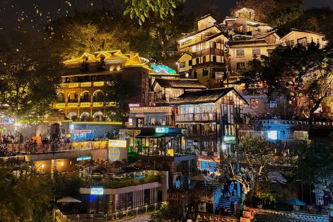 ⛩️⛩️⛩️𝐗𝐢𝐚𝐡𝐚𝐨𝐥𝐢 ở Trùng Khánh là một con phố có tuổi đời hàng thế kỷ  và từng rất thịnh vượng. Những ngôi nhà sàn được sắp xếp khéo léo uốn lượn  dọc theo