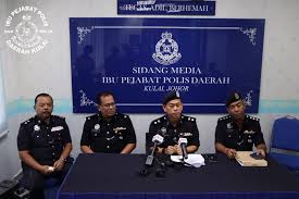 Ketua polis johor datuk ayob khan mydin pitchay berkata kereta berwarna ungu itu telah ditinggalkan di tepi jalan di kampung baru pandan, johor jaya pada 11.30 pagi mengenai cadangan menaikkan pangkat mendiang yang bertugas di balai polis bandar dato' onn sejak awal tahun ini, ayob khan. Polis Johor Facebook