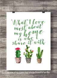 Ce Que J Aime Le Plus Au Sujet De Ma Maison Est Qui Je Le Partage Avec Cactus Aquarelle Typographie A La Main Lettrage Decor Vert Imprimable Mur Impression D Ar Klaslokaaldecoratie Ideeen