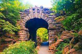 This snug area houses abundance of foliage and slate gray rocks giving it a magical clearing feel. Geheime Platze Im Central Park 2021 New York City Tiefpreisgarantie