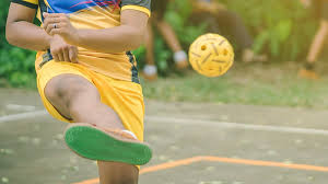 Olahraga sepak takraw ini dibawa oleh bangsa malaysia dan singapura yang sedang berkelana ke negara indonesia ini. Olahraga Permainan Yang Menyenangkan Sekaligus Menantang