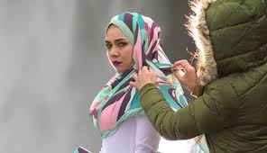 Saya bantu sis selesaikan masalah ini.mudah sebenarnya nak keluarkan tudung jenama sendiri. Nora Danish Gayakan Tudung Jenama Sendiri Di Iceland