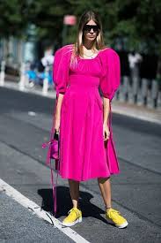 Ajoutez une touche girly à votre look d'été classique en noir ou blanc de tous les jours, et préférez un petit haut, une blouse, une veste ou pourquoi pas des chaussures avec les accessoires assortis en rose fuchsia pour être dans la tendance. 3 Looks Parfaits Pour Porter Une Robe Rose Fuchsia