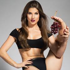 When one looks like that, every color is happy!! Amanda Cerny Picture