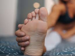 Pain In Arch Of Foot Causes Treatment And Stretches