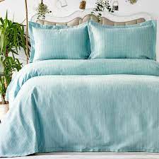 Set 250x240 cm yatak örtüsü ve 2 adet volanlı yastık kılıfından oluşmaktadır. Karaca Home Cally Yesil Cift Kisilik Yatak Ortusu Karaca