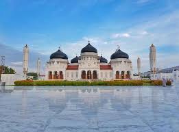 Berdiri seluas 93.200 m2, masjid ini bisa menampung hingga 200.000 jamaah! 10 Masjid Bersejarah Di Indonesia Cocok Buat Wisata Religi