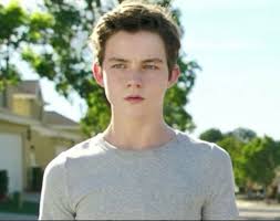 Pin De Nadiah Thomas En Levi Miller Chicos Bonitos Chicos Guapos Actores Lindos