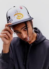 H&M y el artista Trevor Andrew se asocian con Disney en la nueva colección  de ropa para hombre