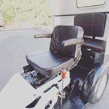 チョイ乗り系トライク apxtrikes125誕生 老若男女問わず丁度良いポジションとなるハンドル シートは前後位置調整に加え 背もたれを倒すことも可能です apxtrikes125は バイクとクルマのいいとこどり 普通自動車免許ok 保険 税が安く 車検 車庫証明不要