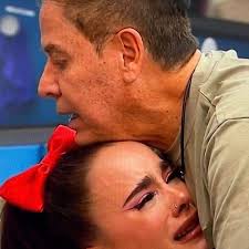 Yo consolando a la nueva cajera porque le faltaron los 500 pesos que me  encontré en el suelo