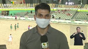 A bola não rola redonda, é mais difícil conduzir a bola, os morrinhos de areia ajudam o atacante e prejudicam o. Mundial De Futebol De Areia Raiz Brasil Enfrenta O Mexico Esta Noite Youtube