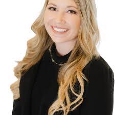 Holly Gray's Instagram, Twitter & Facebook