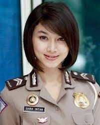 Bagi lelaki mode pertama yang diperhatikan adalah model potongan sangat banyak macam model potongan rambut pria, dan hampir setiap bulannya terus ada model baru. 20 Model Populer Gaya Rambut Polwan Indonesia