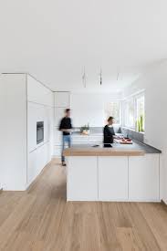 weisse kuche kuchenplanung kuche planen modern schlicht vollholz theke tresen schlicht kitchen remodel plans kitchen design kitchen renovation