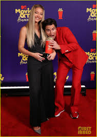 He was born on 16th september 1992 in. Chase Stokes Madelyn Cline Celebrate Best Kiss Win With A Kiss At Mtv Movie Tv Awards 2021 Watch Photo 1312016 2021 Mtv Movie Tv Awards Chase Stokes
