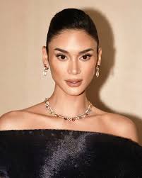 TIMELESS QUEEN! 👑 Miss Universe 2015 Pia Wurtzbach stuns in Mark Bumgarner  gown during the 60th edition of Binibining Pilipinas. "I requested Mark to  make this gown especially for the @bbpilipinasofficial anniversary,