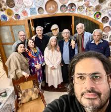 A vintage photo of some'heart throbs' of our teens 🙃 🎬🎬🎬❤❤❤ Actors Nadeem,  Mohammad Ali, Waheed Murad with their respective spouses, Farzana Ehtisham  ( of St Francis Xavier's School and Holy Cross