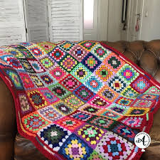 Haakpatroon regenboog granny square deken granny square maak er 135 ronde 1 neem je eerste kleur en haak 5l sluit met hv in 5e l vanaf naald om een cirkel te vormen 3l telt als eerste st hier en in verdere rijen 2st in cirkel eerste granny cluster gemaakt 3l 3st in cirkel 3l. Een Gehaakte Granny Square Deken Om Weg Te Geven Haakblog 43