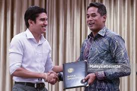 Siapa yang tak kenal dengan jejaka gantang lagi sasa yang memegang jawatan sebagai menteri belia dan sukan di selain memegang jawatan di jabatan kementerian, khairy jamaluddin atau lebih dikenali sebagai kj juga adalah presiden bagi pemuda umno. Parti Anak Muda Beri Saingan Positif Pada Umno Khairy Jamaluddin
