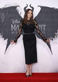 Quatre ans après sa dernière apparition à l'écran, dans le drame vue sur mer, angelina jolie est de retour. Malefique 2 Angelina Jolie Accompagnee De Ses Enfants Sur Le Tapis Rouge Rythme 105 7 Angelina Jolie Dress Black Lace Dress Dresses