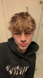 Captivating Lip-sync Performance with Daisy-Eyed Baby