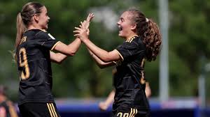 Ajax Vrouwen opent seizoen met nipte zege op FC Utrecht