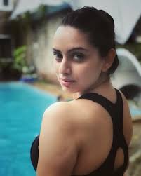 लोक तेव्हा मला राधा ही ब्रावरी म्हणायचे आणि…, श्रुती मराठेने सांगितला  तो अनुभव| Marathi Actress Shruti Marathe told About Her Trolling for  Bikini Shot in South movie