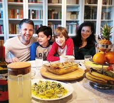 Prezentatorul din românia andi moisescu a analizat spoturile sociale de chemare la vot din republica moldova. Cei Doi Fii Ai Lui Andi Moisescu Au Deja Succes Pe Canalul De Youtube Libertatea