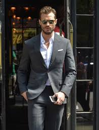 Pin Von Ramona Huber Auf Dakota Johnson Fifty Shades Of Grey Jamie Dornan Graue Anzuge Manner Anzug Grauer Anzug Manner