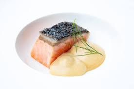 Mein Gebeefter Lachs Ist Auf Der Hautseite Knusprig Und Innen Noch Glasig Dazu Gibt Es Einen Wurzigen Miso Espuma 800 Grad Grill Lebensmittel Essen Rezepte