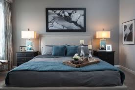 Te mostramos diferentes estilos de dormitorios y te damos ideas sobre camas, mesillas, lámparas, armarios y accesorios para las habitaciones. 30 Ideas Para Pintar Y Decorar Una Habitacion Gris Tu Habitacion Perfecta Habitaciones Grises Dormitorios Decoracion Dormitorio Matrimonio