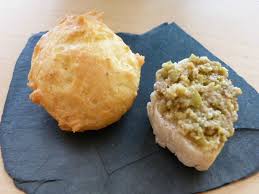 Gougeres Au Fromage Et Tapenade D Olives Vertes Delices Et Partages