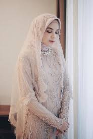 Karena berdiri di pelaminan dalam waktu yang lama. Hijab For Wedding Dresses