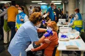 Haber recibido dos dosis de las vacunas pfizer/biontech o astrazeneca/oxford protege eficazmente de una hospitalización a causa de la variante delta del coronavirus, identificada inicialmente en india. Delta Variant In Spain Madrid Brings Forward Second Astrazeneca Shot For 60 69 Group As More Cases Of Delta Variant Are Detected Society El Pais In English
