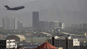 There were at least two explosions near kabul's airport amid a huge and chaotic evacuation effort from afghanistan on thursday, the pentagon said, with civilians and u.s. Blalwiirmkp6vm