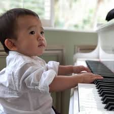 奧地利派音樂家去當駐奧代表，芬蘭派前重金屬樂團成員去當駐芬蘭代表。  那這樣下次德國法國出缺，派音樂背景的去當駐德代表駐法代表也是極其合理了。反正我們留德留法的音樂學生多不勝數。  義大利應該也可以列入下一批音樂代表的考慮範圍。 那外交專業人士呢 ...