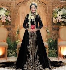 Pernikahan dalam islam merupakan fitrah manusia dan merupakan ibadah bagi seorang muslim untuk dapat menyempurnakan iman dan agamanya. 25 Inspirasi Gaun Pengantin Muslimah Yang Modern Updated 2021 Bukareview