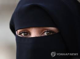 외양 상 비키니가 아니지만 상의와 하의로 나뉘어진 투피스 수영복이라서 저렇게 부르는 것으로 보인다. ì–¼êµ´ ê°€ë¦¬ì§€ ë§ˆì‹œì˜¤ ìŠ¤ë¦¬ëž'ì¹´ í…ŒëŸ¬ í›„ ë¶€ë¥´ì¹´ ì°©ìš© ê¸ˆì§€ ì¢…í•© ì—°í•©ë‰´ìŠ¤