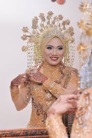 .baju pengantin adat sunda hijab, baju pengantin adat sunda hijab modern, baju pengantin adat sunda syar'i and posted at october 20, 2020. Pengantin Busana Melayu By Harry And Friends Organizer Bridestory Com