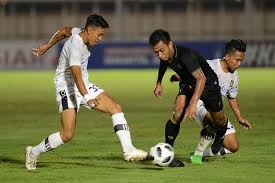 Gambar 1.17 menggiring bola dengan berjalan atau berlari. Gerak Lokomotor Non Lokomotor Dan Manipulatif Dalam Olahraga Halaman All Kompas Com