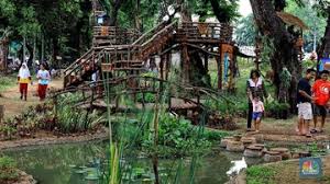 Taman merupakan bagian dari rumah yang memiliki banyak fungsi, diantaranya, menjadi batas antara bangunan dengan jalan umum di depan rumah, selain itu, taman. Taman Tomang Raya Padukan Alam Dan Permainan Tradisional