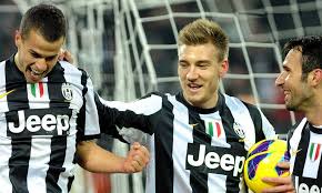 Juventus forward nicklas bendtner faces a race to be fit for the uefa champions league round of juventus are set to lose nicklas bendtner for a long spell after the denmark striker suffered a thigh. Bendtner Gwiazdy Palily W Toaletach Juvepoland