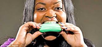 Meu estranho vício: pessoas que comem colchões, sacolas, maquiagem, esmalte  de unha etc...